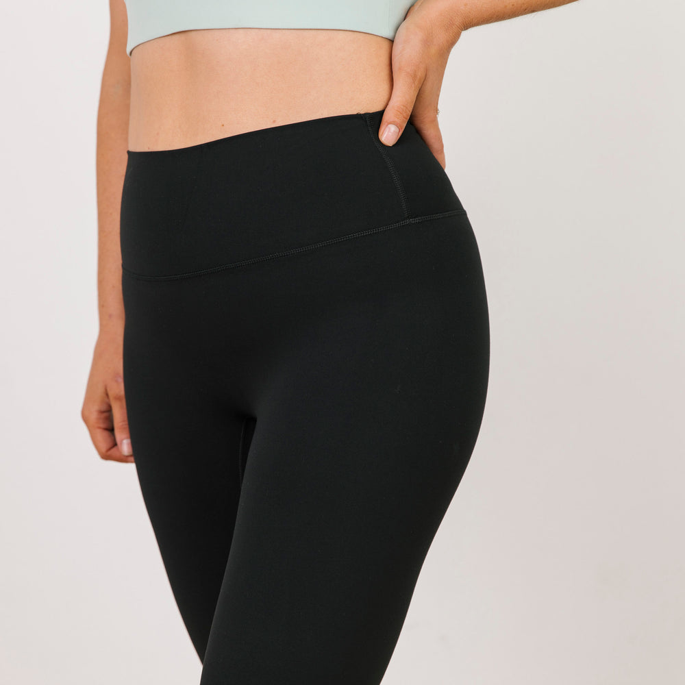 
                      
                        Signature Leggings Black
                      
                    